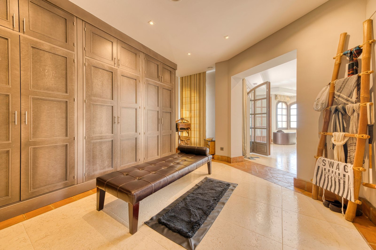 Se vende Villa - Chalet de 5 dormitorios en Costa Del Sol, Cadiz, España