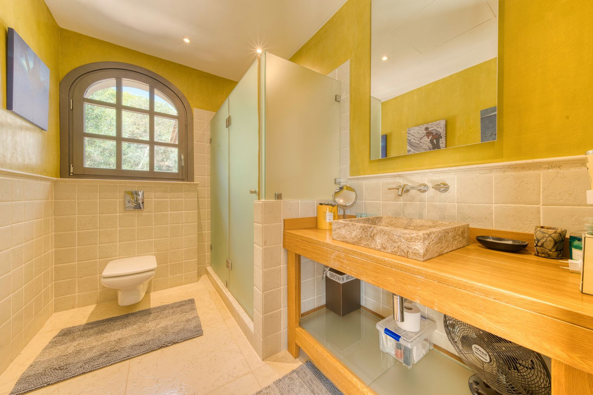 Se vende Villa - Chalet de 5 dormitorios en Costa Del Sol, Cadiz, España