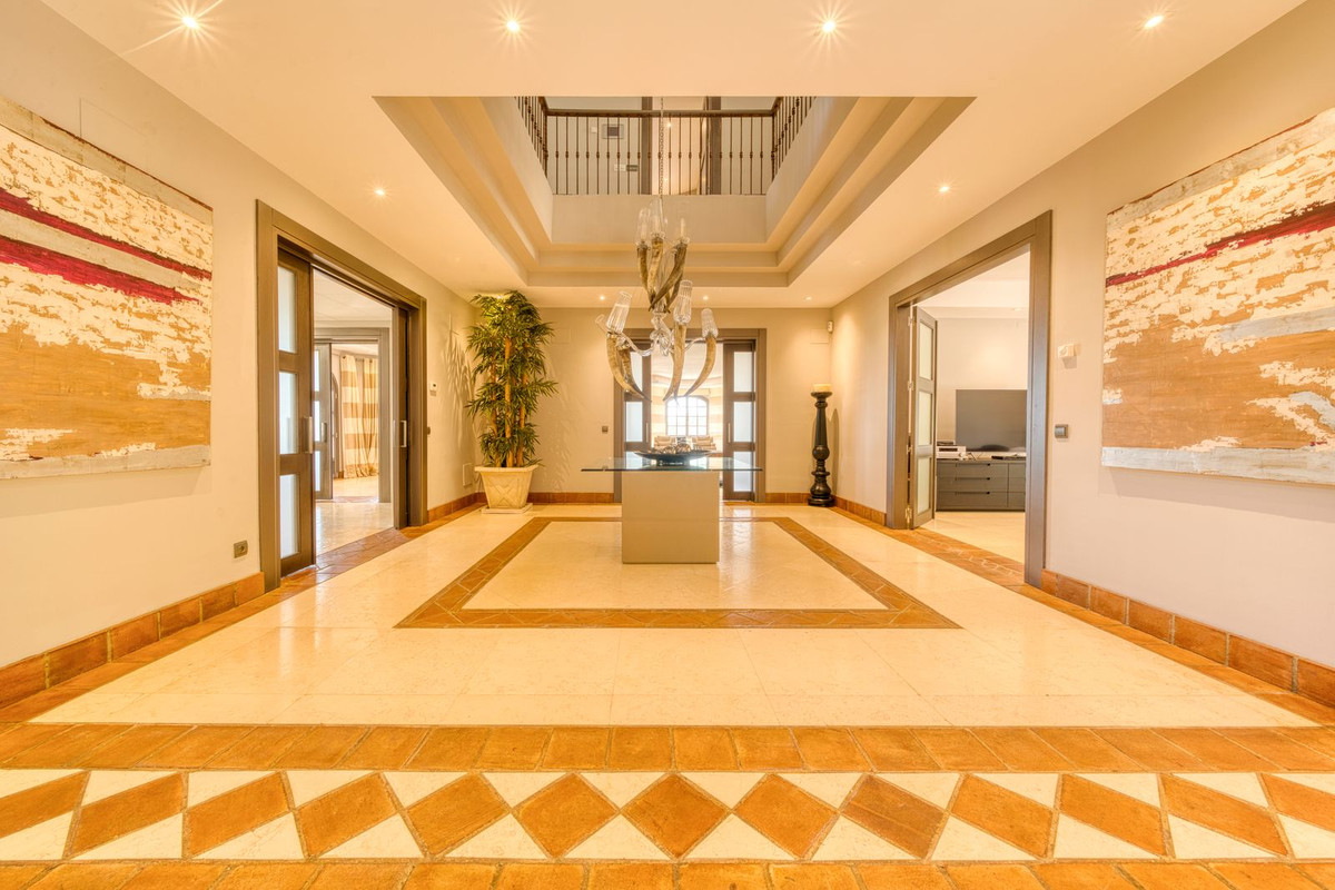 Se vende Villa - Chalet de 5 dormitorios en Costa Del Sol, Cadiz, España
