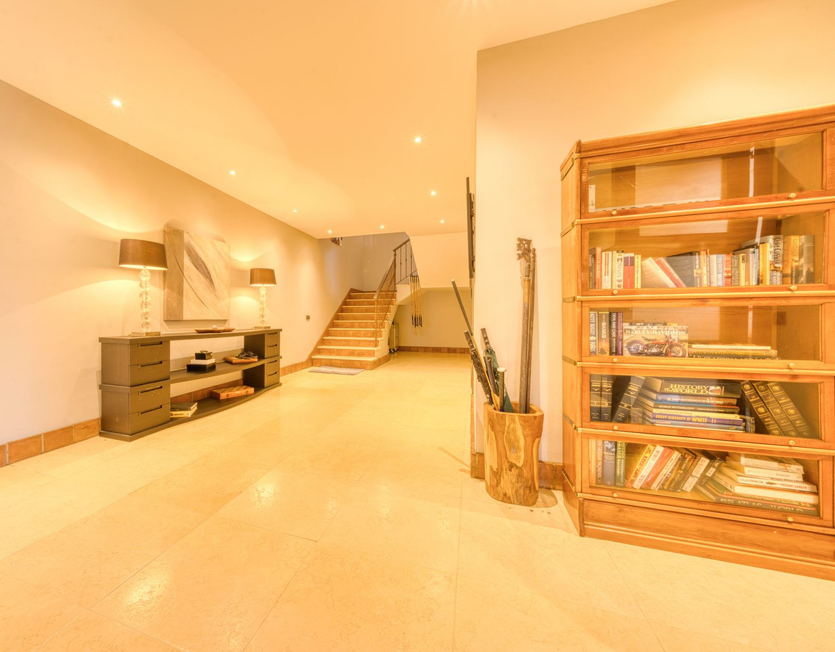 Se vende Villa - Chalet de 5 dormitorios en Costa Del Sol, Cadiz, España