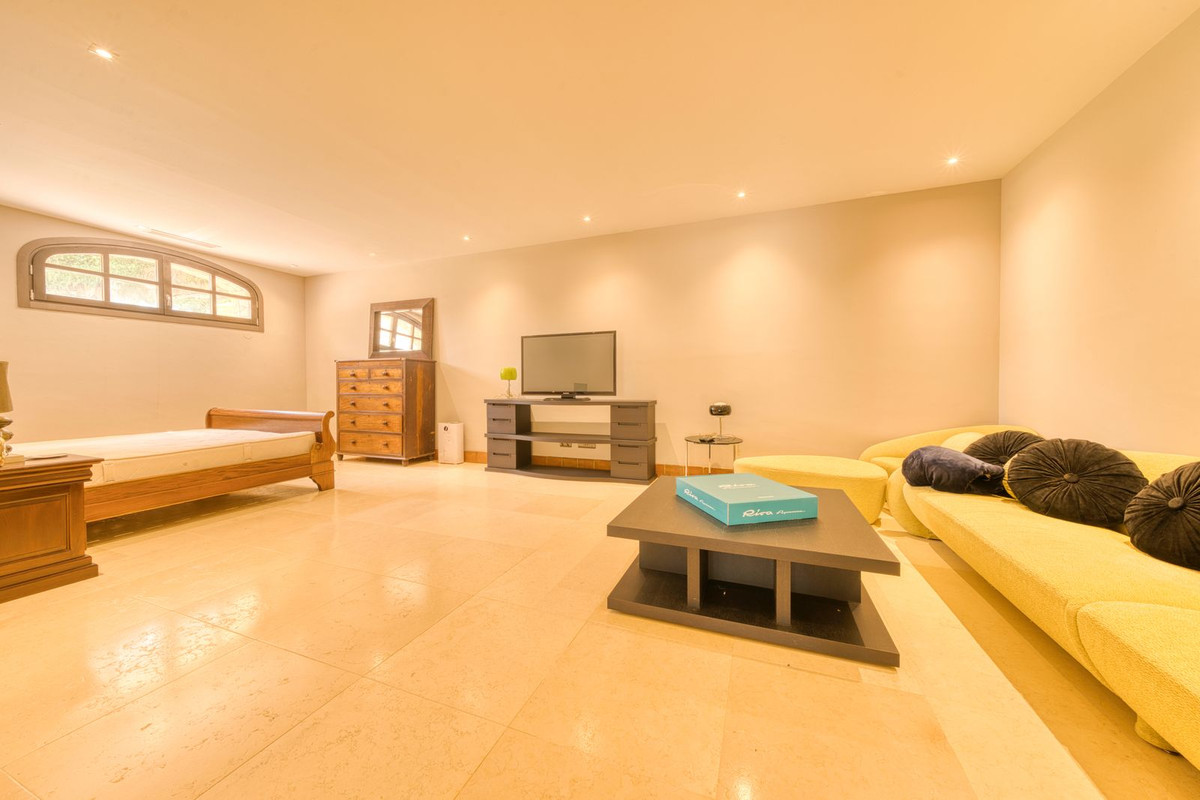 Se vende Villa - Chalet de 5 dormitorios en Costa Del Sol, Cadiz, España