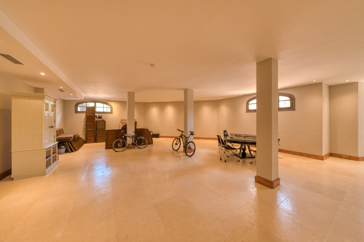 Se vende Villa - Chalet de 5 dormitorios en Costa Del Sol, Cadiz, España