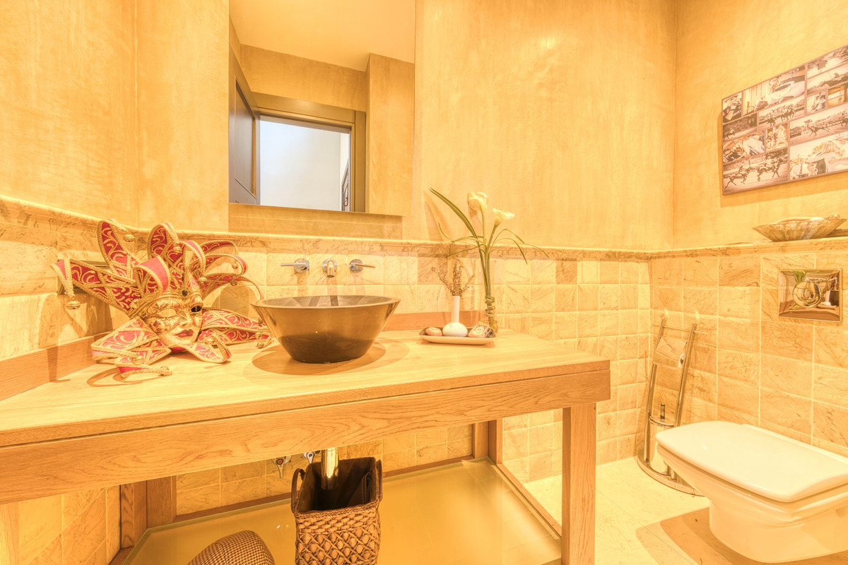 Se vende Villa - Chalet de 5 dormitorios en Costa Del Sol, Cadiz, España