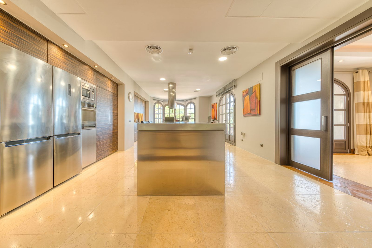Se vende Villa - Chalet de 5 dormitorios en Costa Del Sol, Cadiz, España