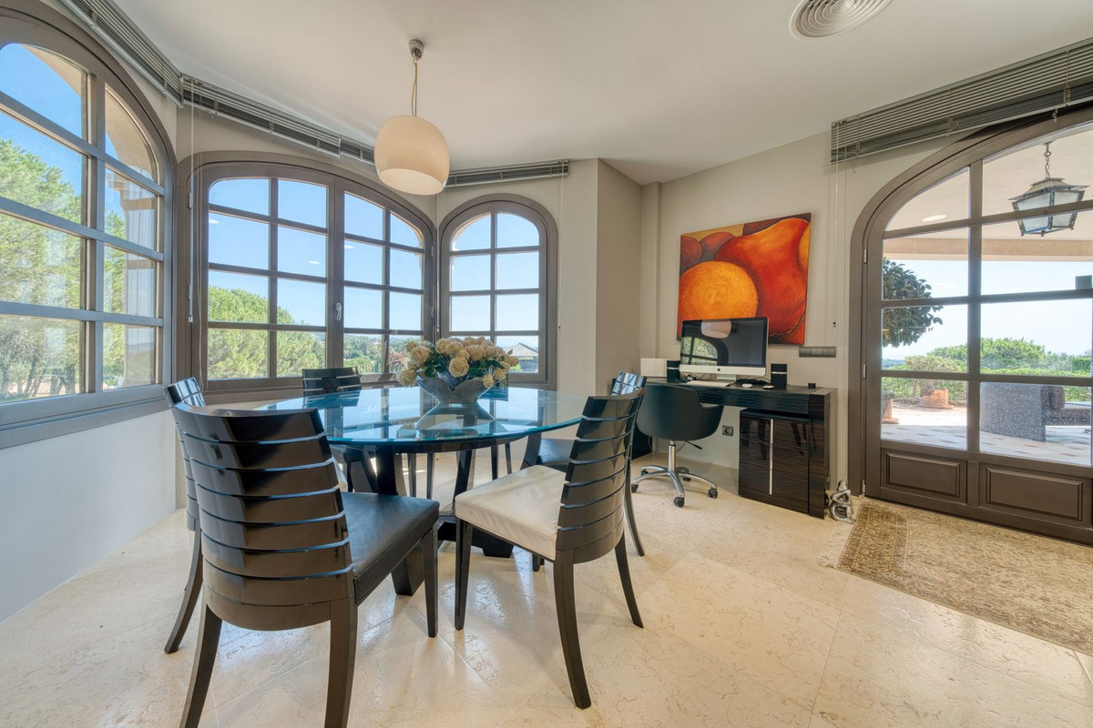 Se vende Villa - Chalet de 5 dormitorios en Costa Del Sol, Cadiz, España