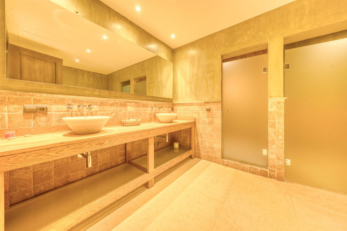 Se vende Villa - Chalet de 5 dormitorios en Costa Del Sol, Cadiz, España