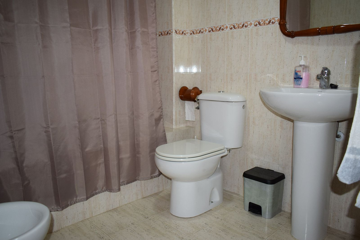 Se vende Apartamento Planta Media de 2 dormitorios en Costa Del Sol East, Málaga, España