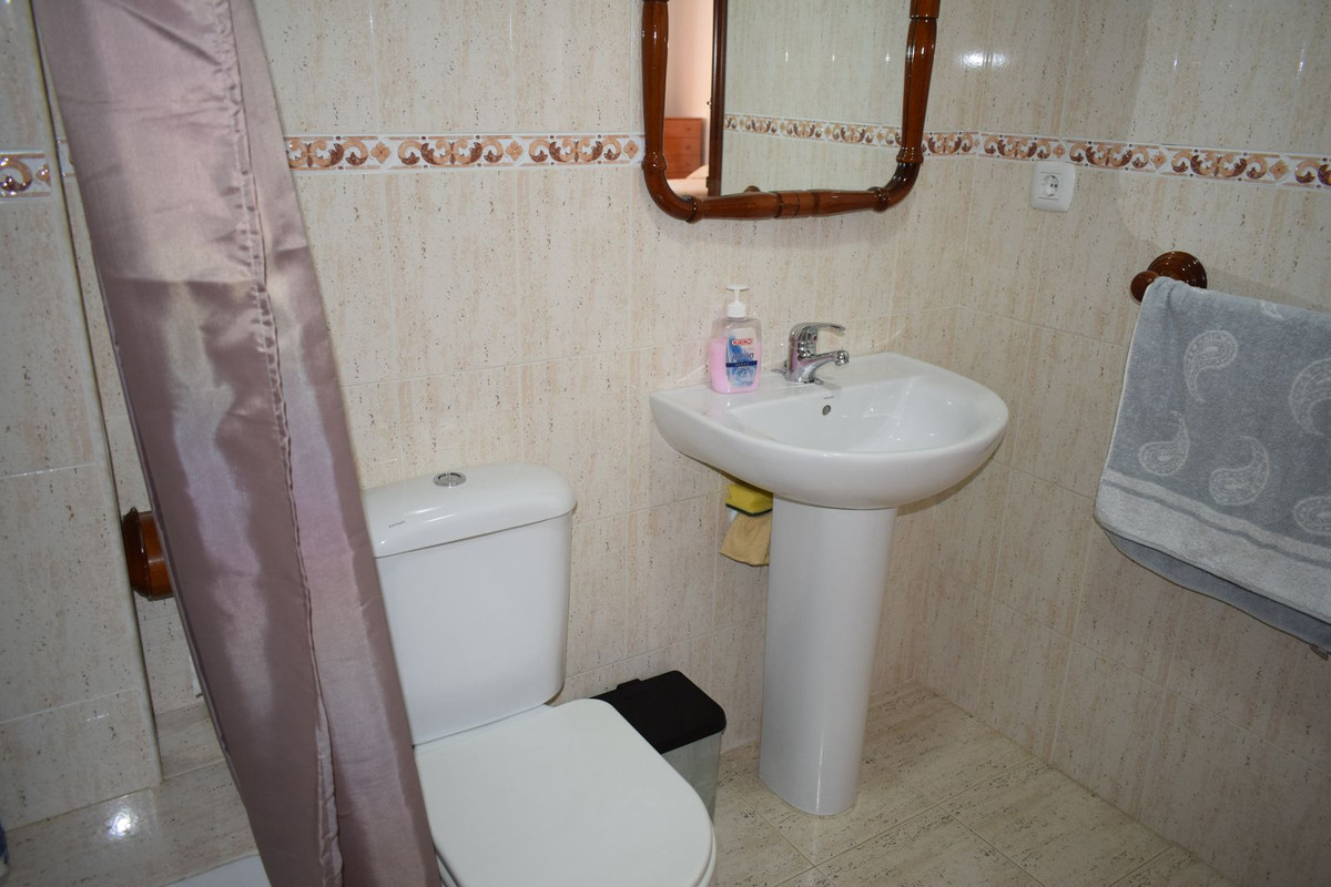 Se vende Apartamento Planta Media de 2 dormitorios en Costa Del Sol East, Málaga, España