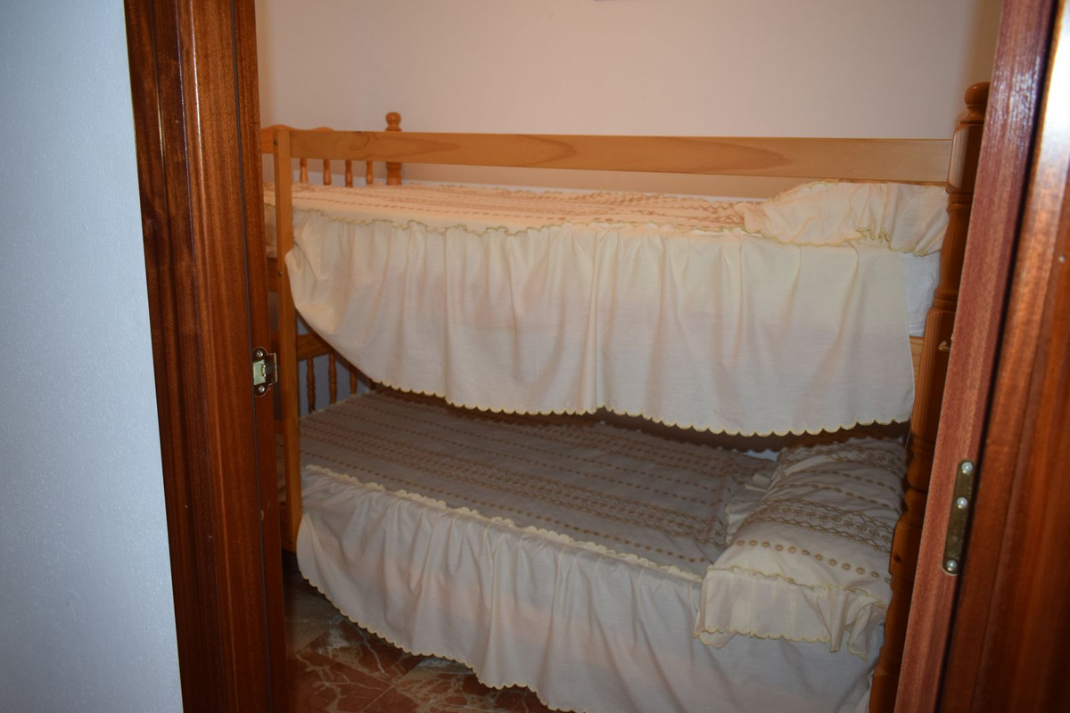 Se vende Apartamento Planta Media de 2 dormitorios en Costa Del Sol East, Málaga, España