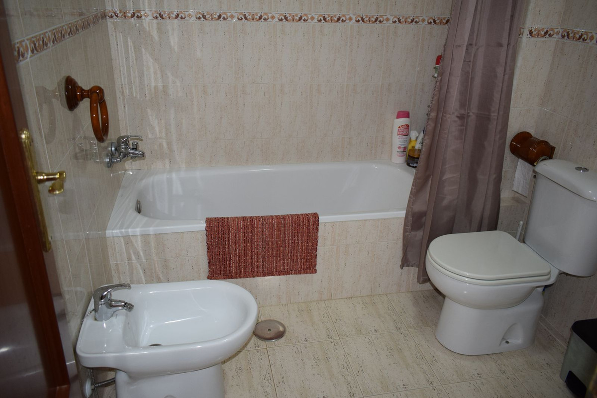 Se vende Apartamento Planta Media de 2 dormitorios en Costa Del Sol East, Málaga, España