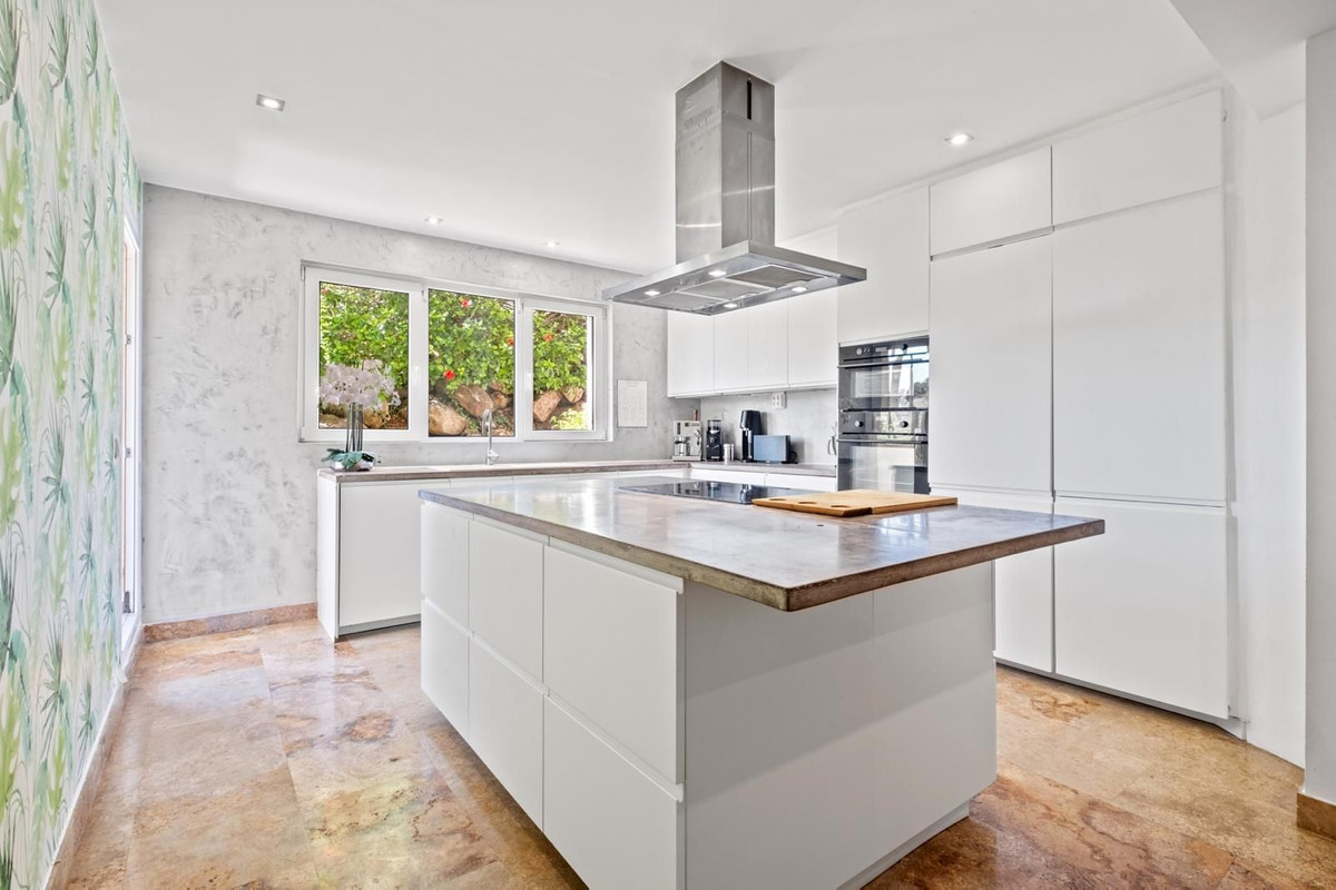 3 Bed Apartment for sale in The Golden Mile Costa Del Sol, Málaga, Spain