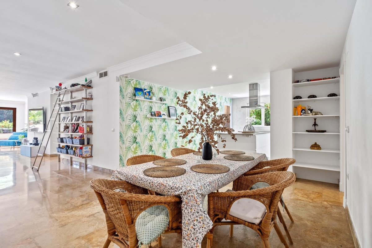 3 Bed Apartment for sale in The Golden Mile Costa Del Sol, Málaga, Spain