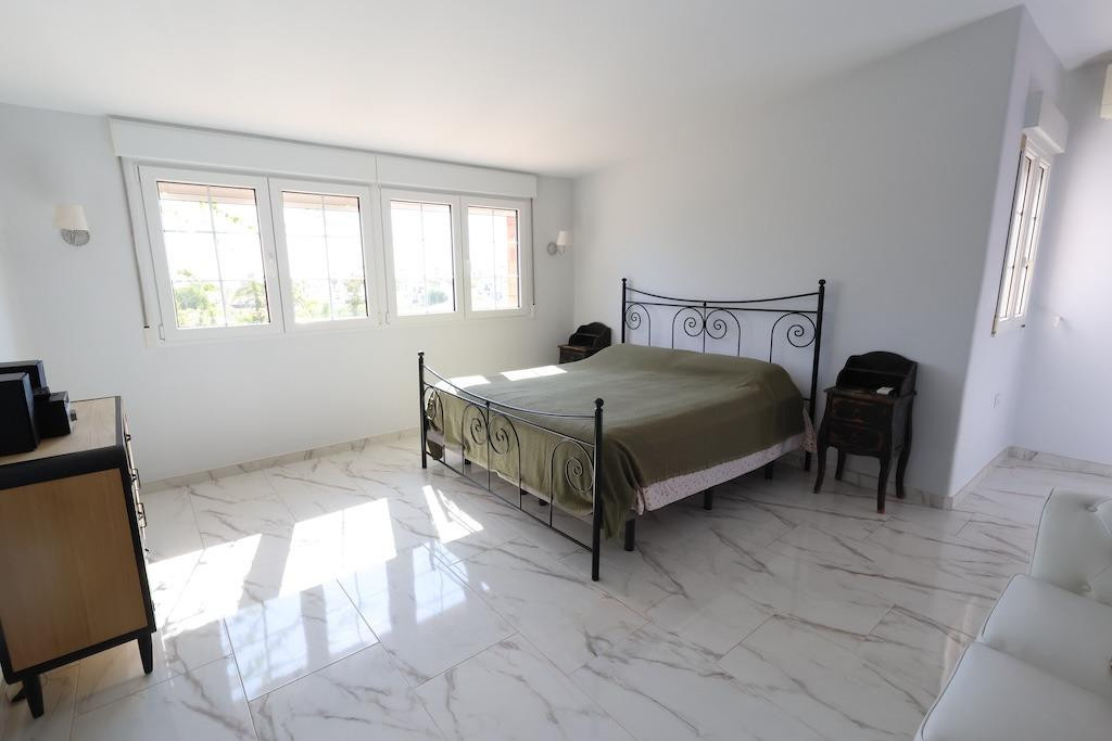 Se vende Villa - Chalet de 4 dormitorios en Costa Blanca, Alicante, España