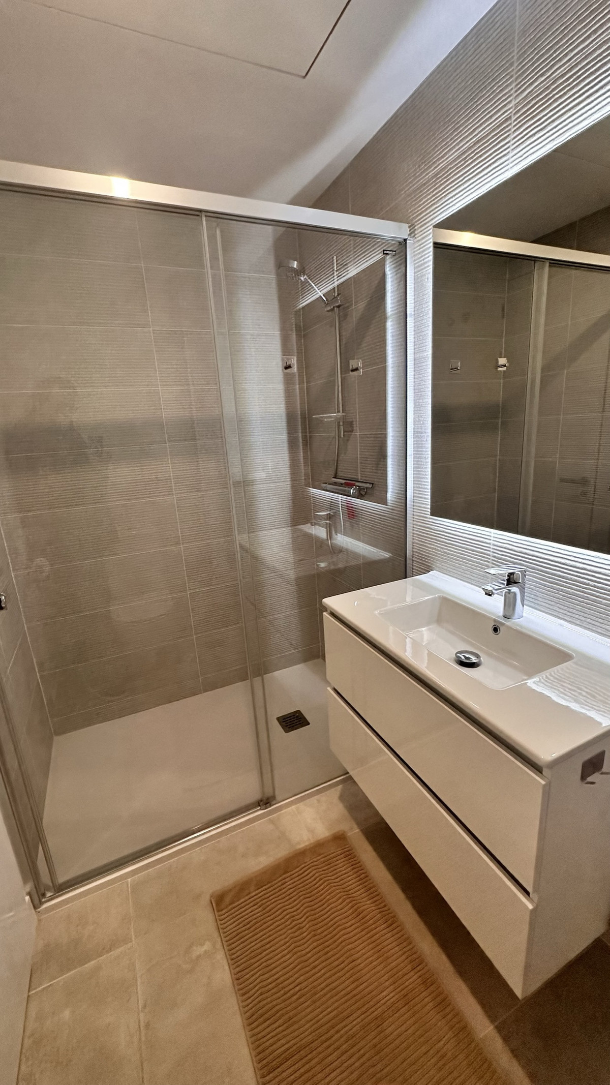 Se vende Apartamento Planta Media de 2 dormitorios en Costa Del Sol, Málaga, España