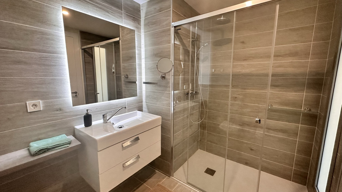 Se vende Apartamento Planta Media de 2 dormitorios en Costa Del Sol, Málaga, España