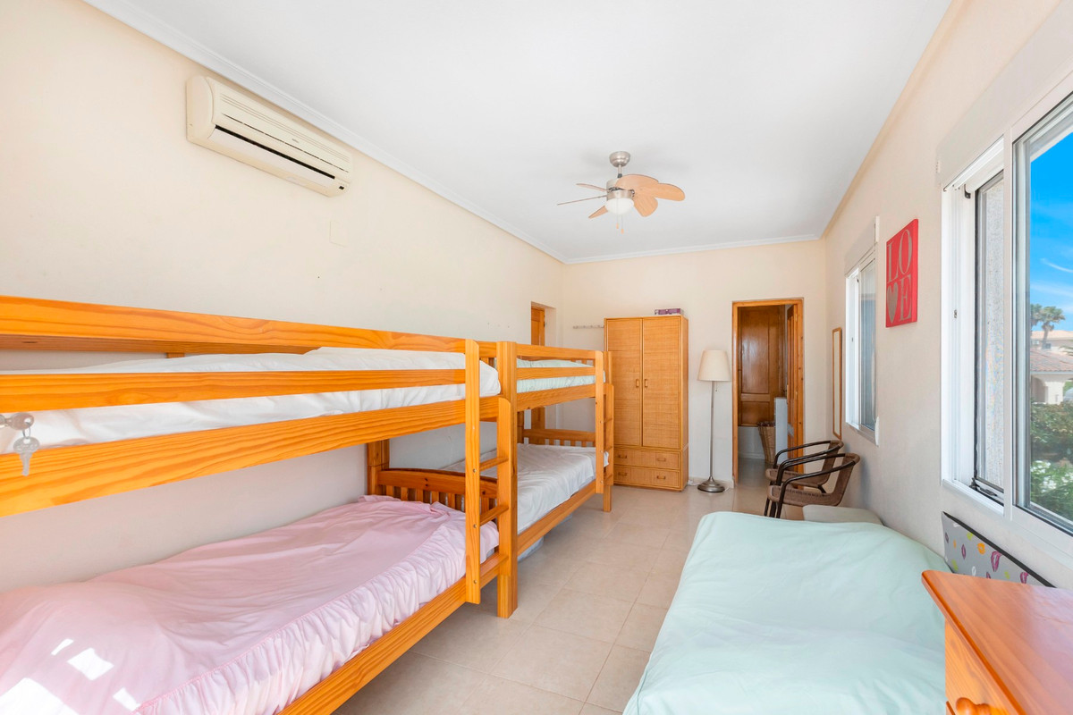 Se vende Villa - Chalet de 5 dormitorios en Costa Blanca, Alicante, España