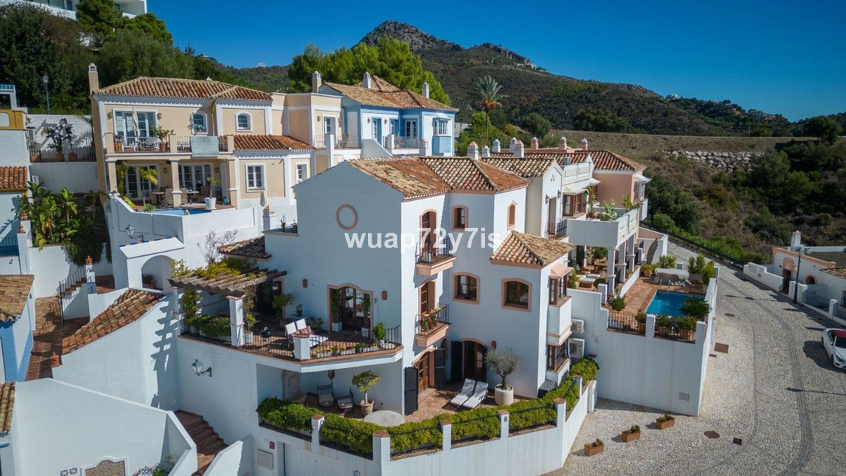 3 Bed Townhouse for sale in Benahavís Costa Del Sol, Málaga, Spain
