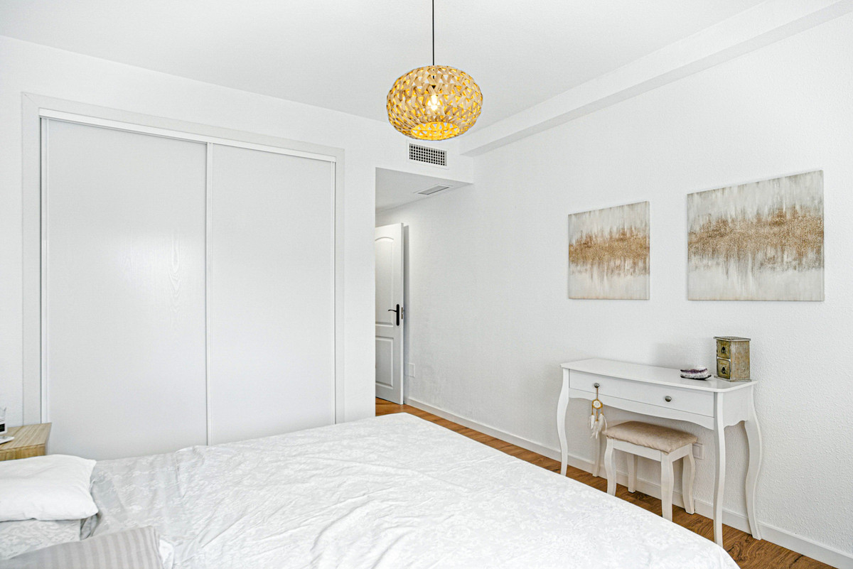 Se vende Apartamento Planta Media de 2 dormitorios en Costa Del Sol, Málaga, España