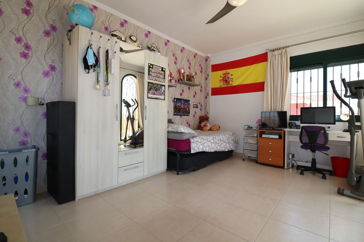 Se vende Villa - Chalet de 4 dormitorios en Costa Blanca, Alicante, España
