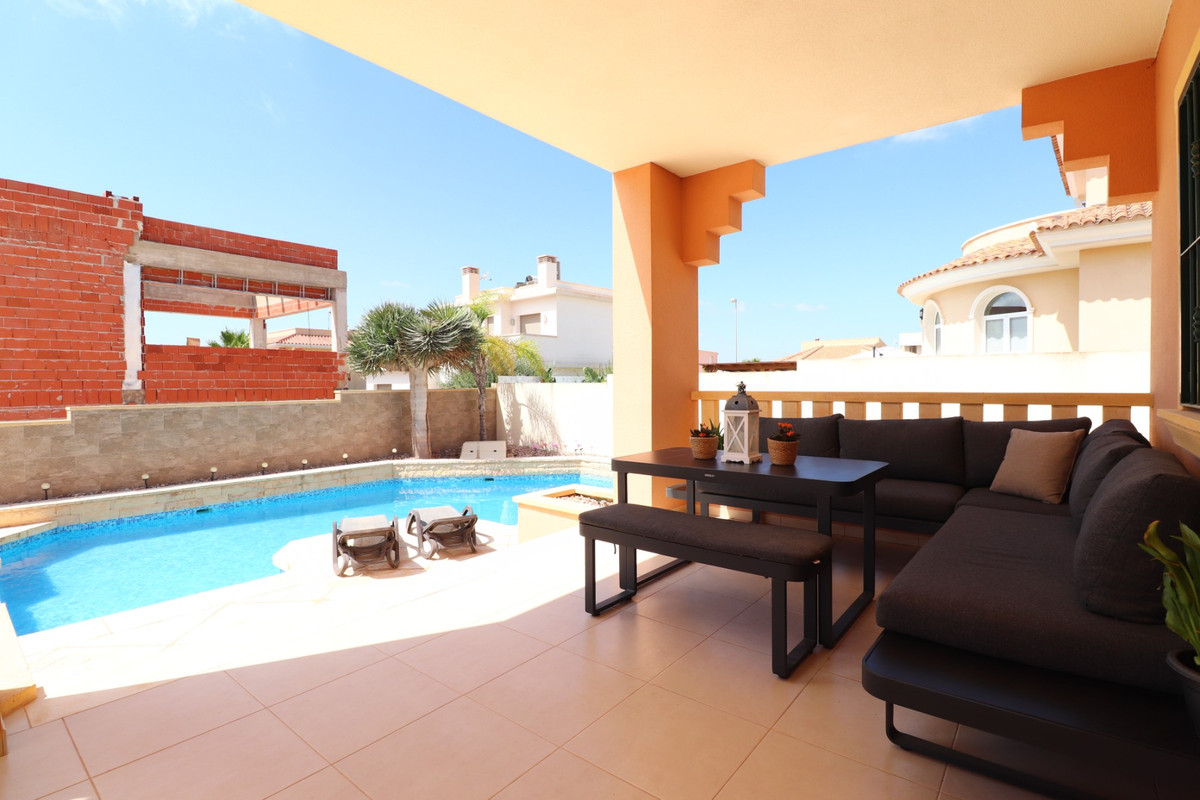 Se vende Villa - Chalet de 4 dormitorios en Costa Blanca, Alicante, España