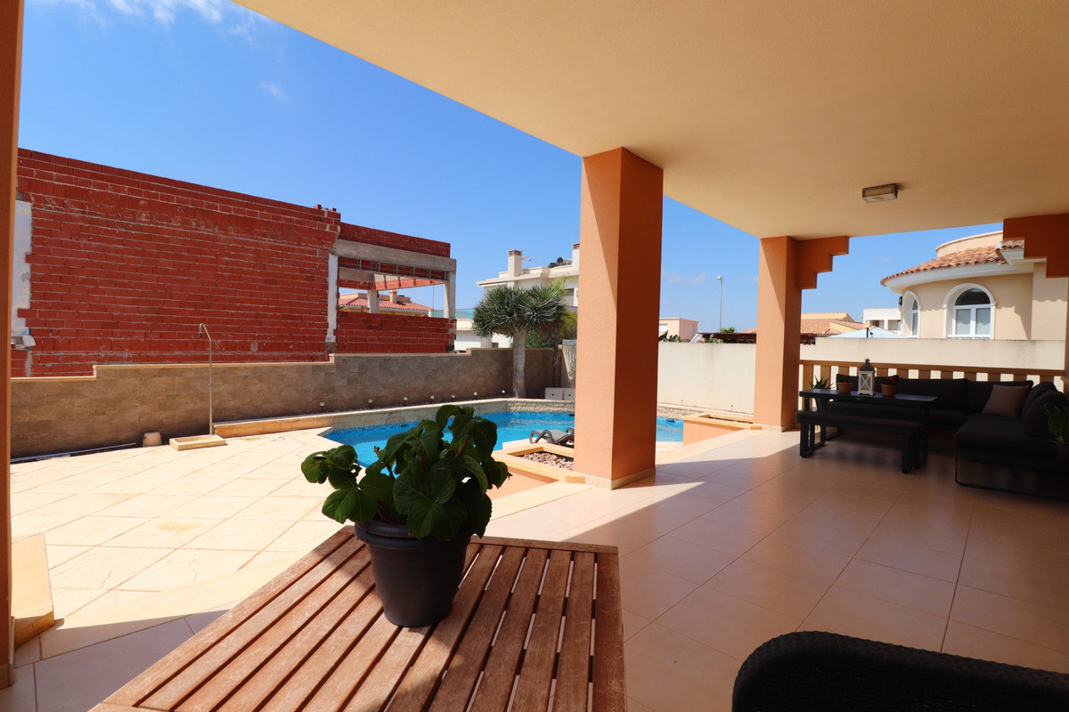 Se vende Villa - Chalet de 4 dormitorios en Costa Blanca, Alicante, España