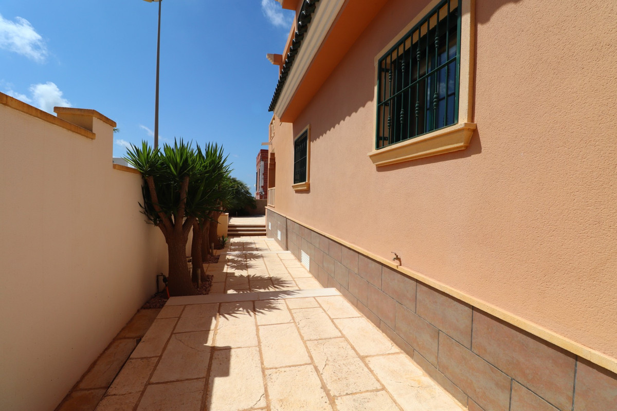 Se vende Villa - Chalet de 4 dormitorios en Costa Blanca, Alicante, España