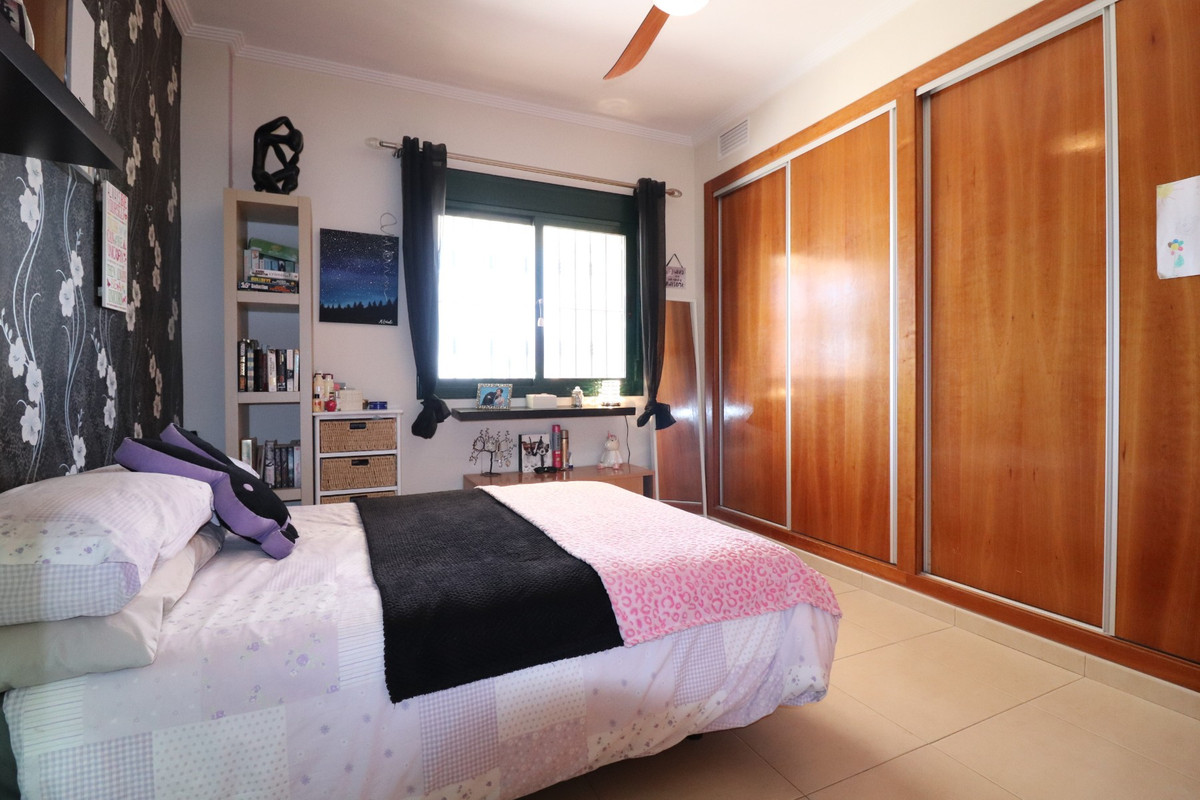Se vende Villa - Chalet de 4 dormitorios en Costa Blanca, Alicante, España