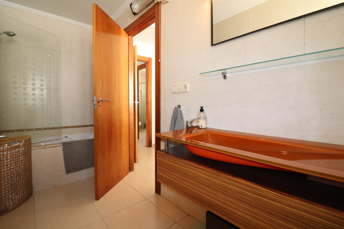 Se vende Villa - Chalet de 4 dormitorios en Costa Blanca, Alicante, España