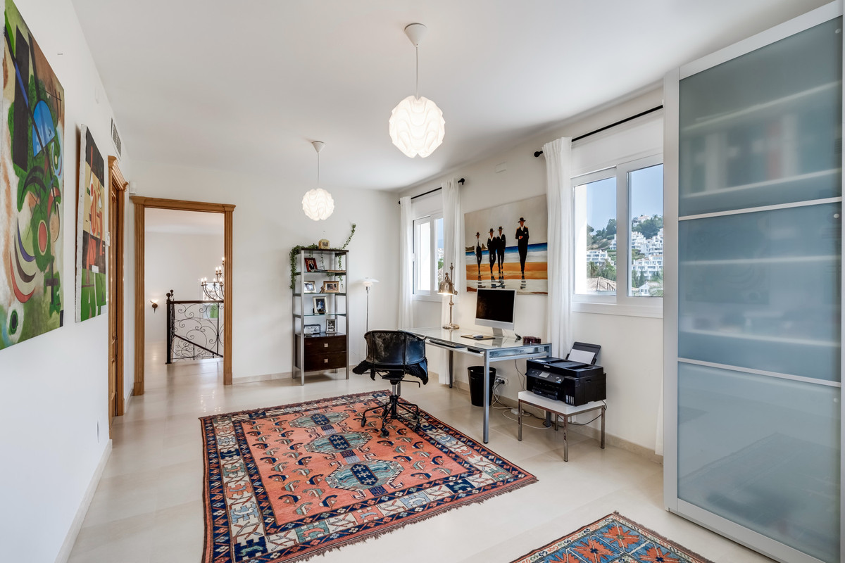 4 Bed Townhouse for sale in Nueva Andalucía Costa Del Sol, Málaga, Spain