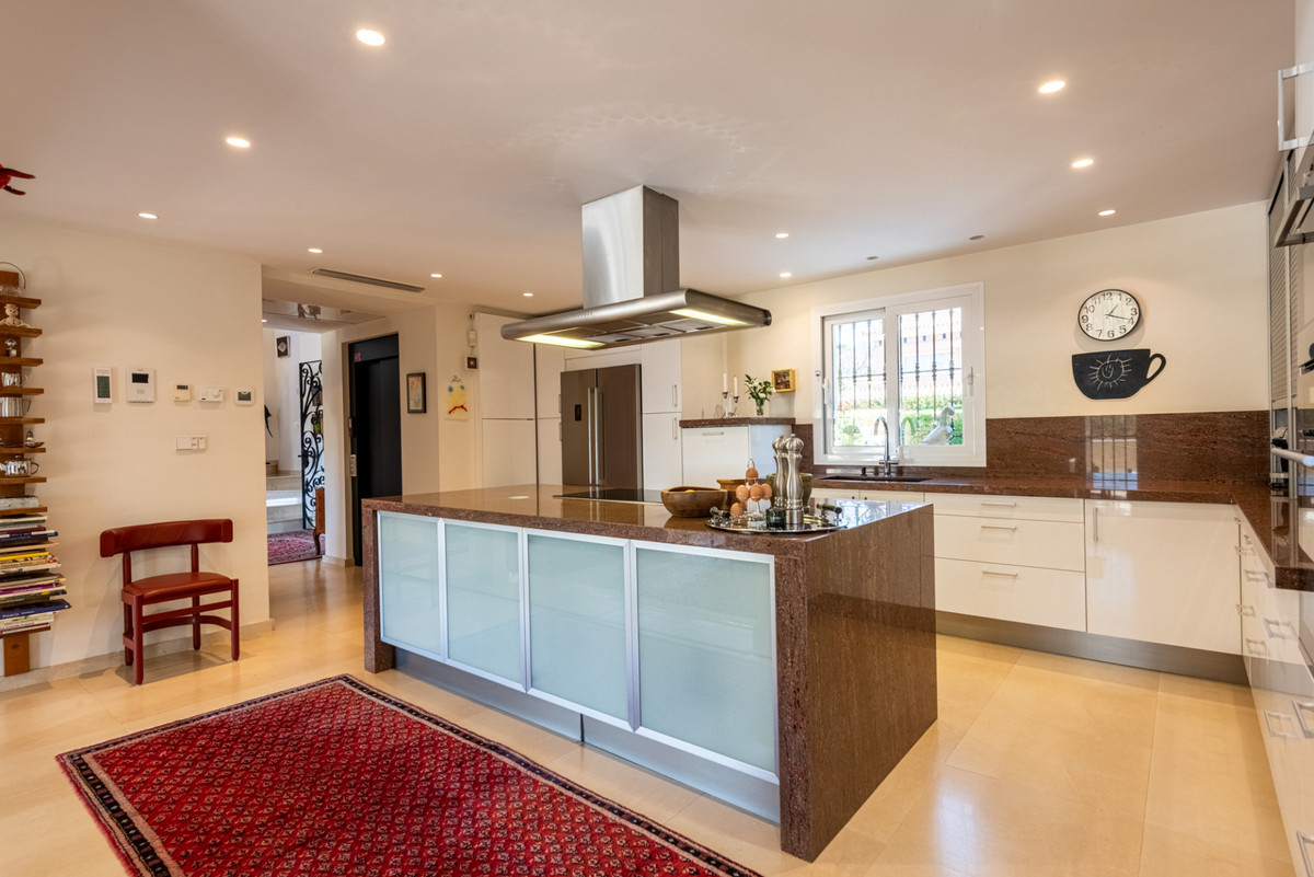 4 Bed Townhouse for sale in Nueva Andalucía Costa Del Sol, Málaga, Spain
