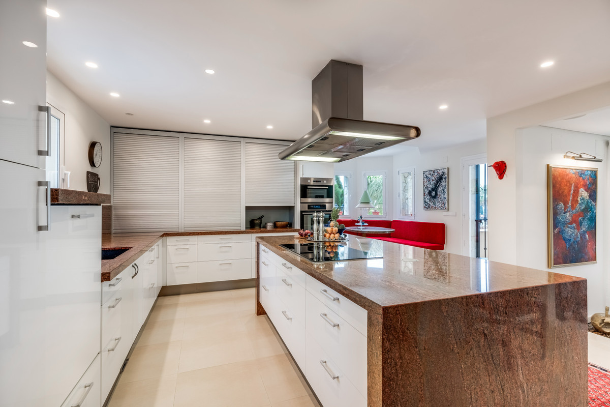 4 Bed Townhouse for sale in Nueva Andalucía Costa Del Sol, Málaga, Spain