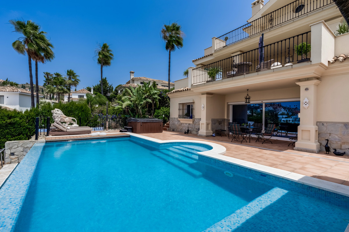 4 Bed Townhouse for sale in Nueva Andalucía Costa Del Sol, Málaga, Spain