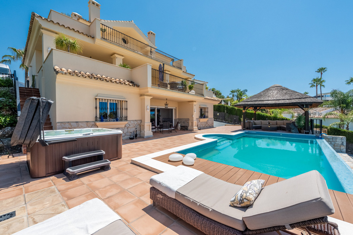 4 Bed Townhouse for sale in Nueva Andalucía Costa Del Sol, Málaga, Spain