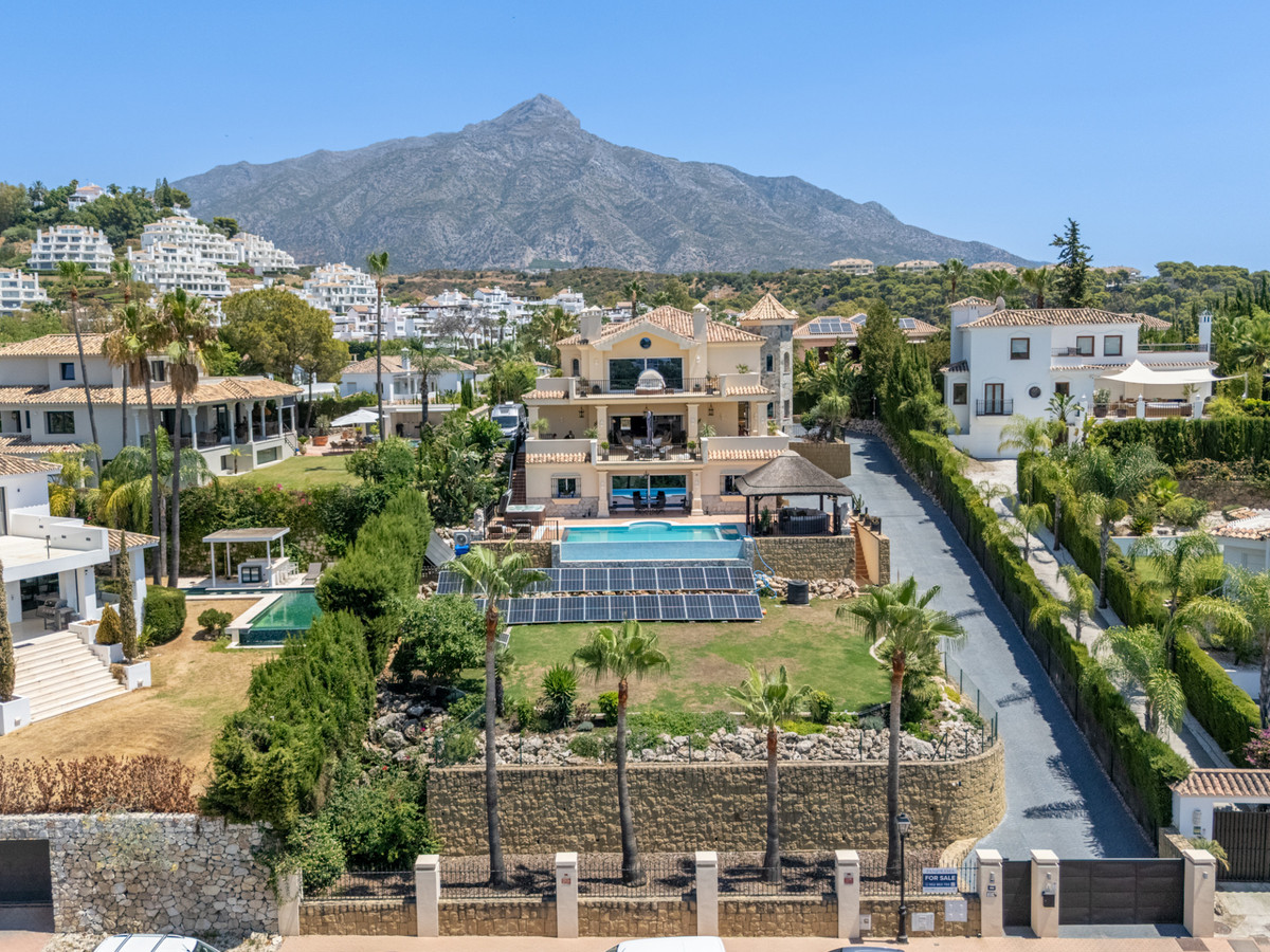 4 Bed Townhouse for sale in Nueva Andalucía Costa Del Sol, Málaga, Spain