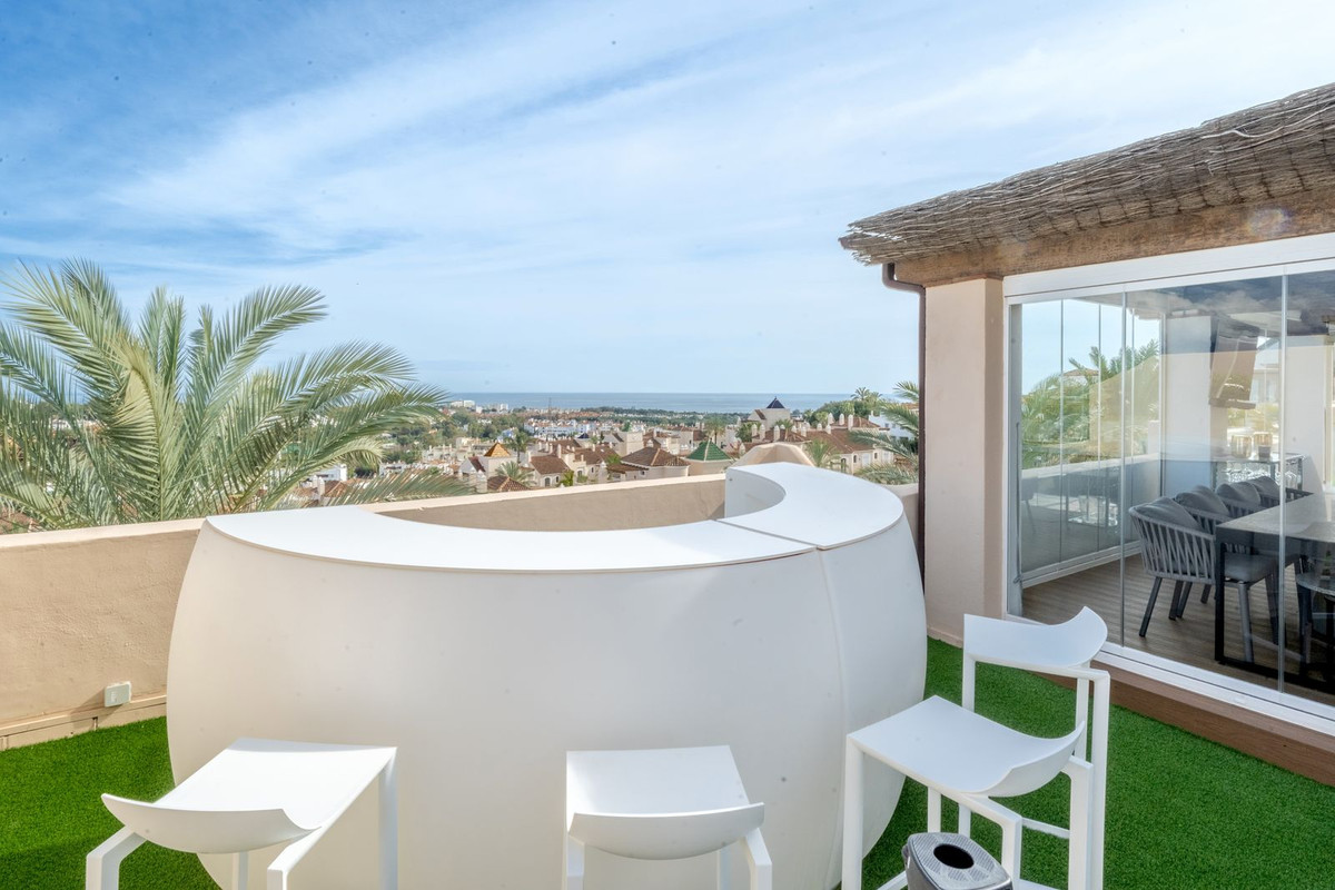 3 Bed Apartment for sale in El Paraiso Costa Del Sol, Málaga, Spain