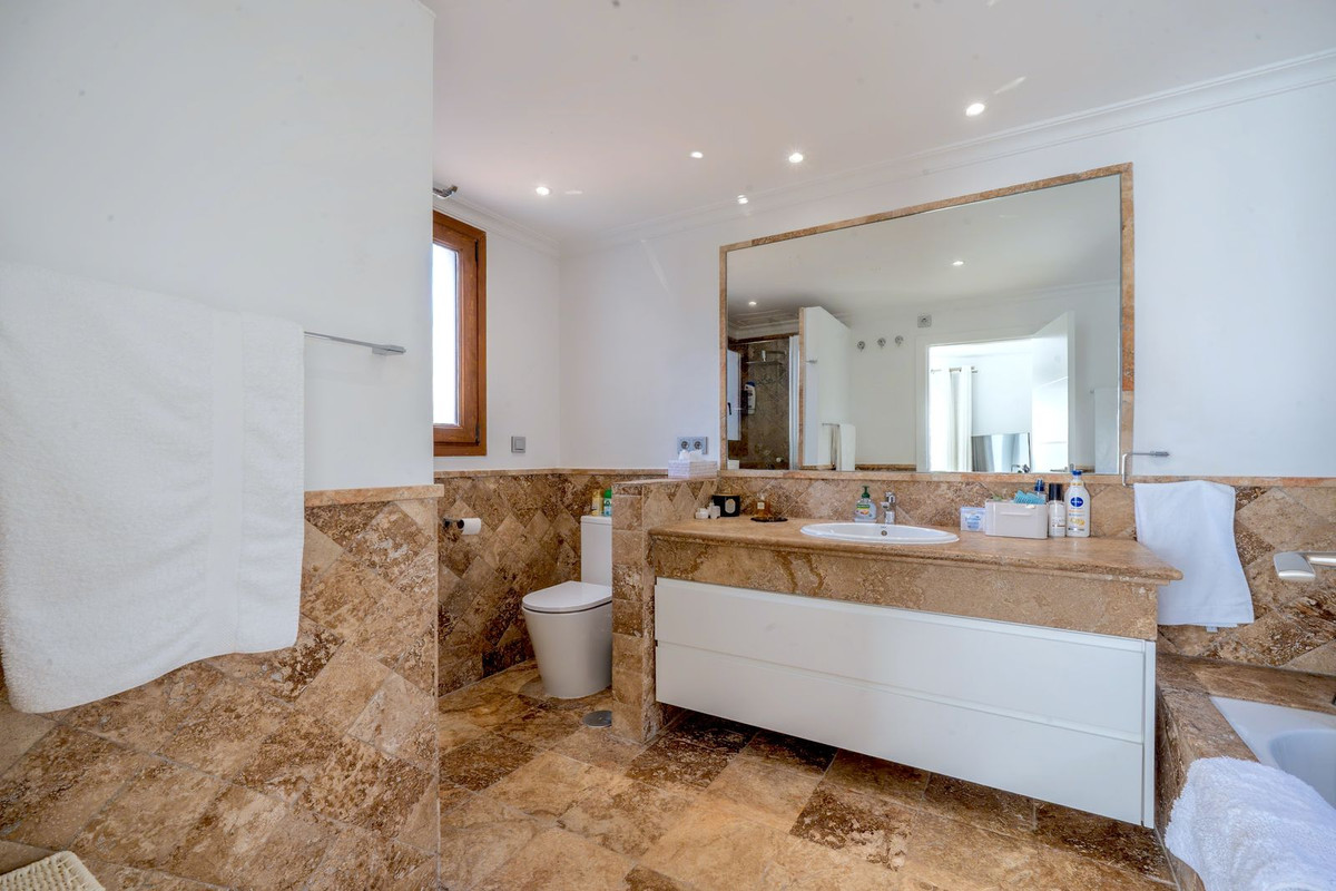 3 Bed Apartment for sale in El Paraiso Costa Del Sol, Málaga, Spain
