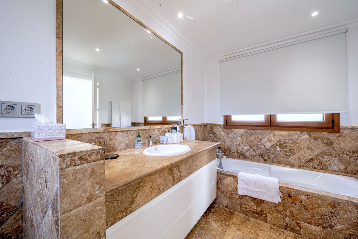 3 Bed Apartment for sale in El Paraiso Costa Del Sol, Málaga, Spain