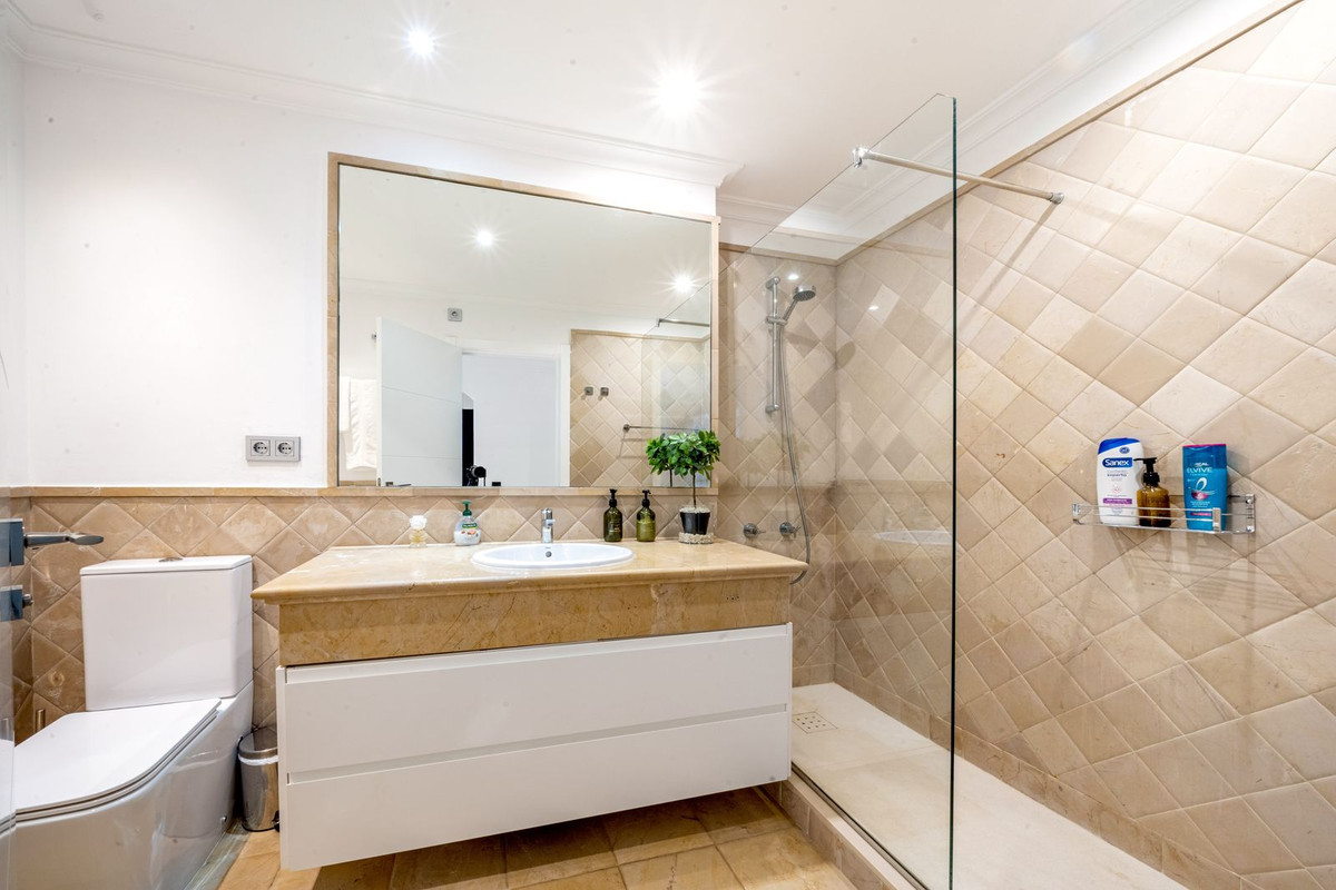 3 Bed Apartment for sale in El Paraiso Costa Del Sol, Málaga, Spain