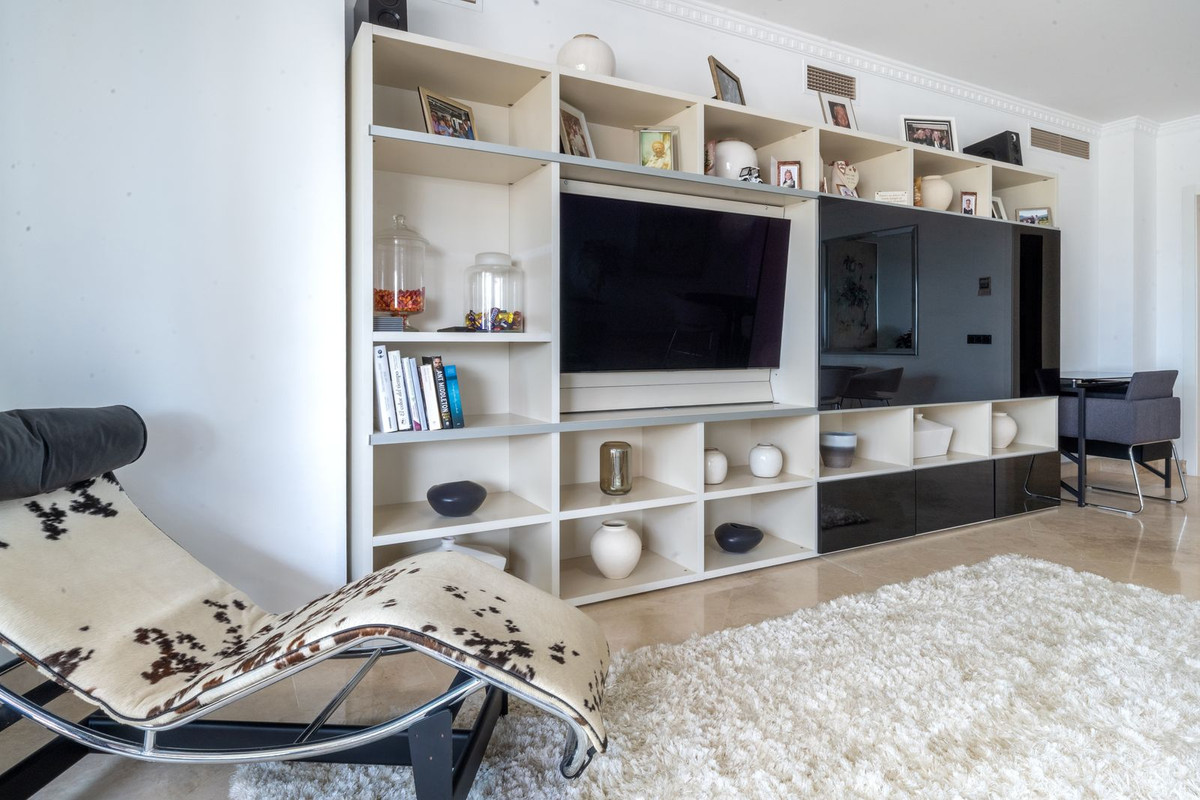 3 Bed Apartment for sale in El Paraiso Costa Del Sol, Málaga, Spain