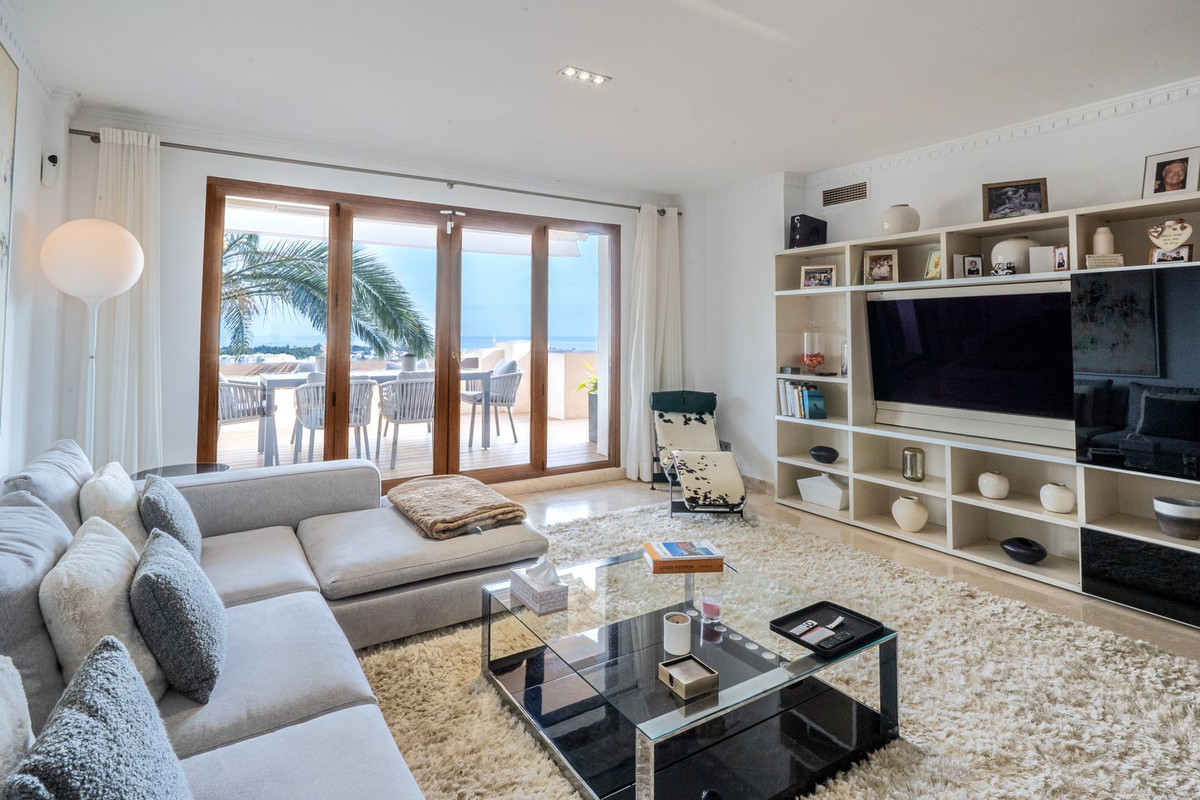 3 Bed Apartment for sale in El Paraiso Costa Del Sol, Málaga, Spain