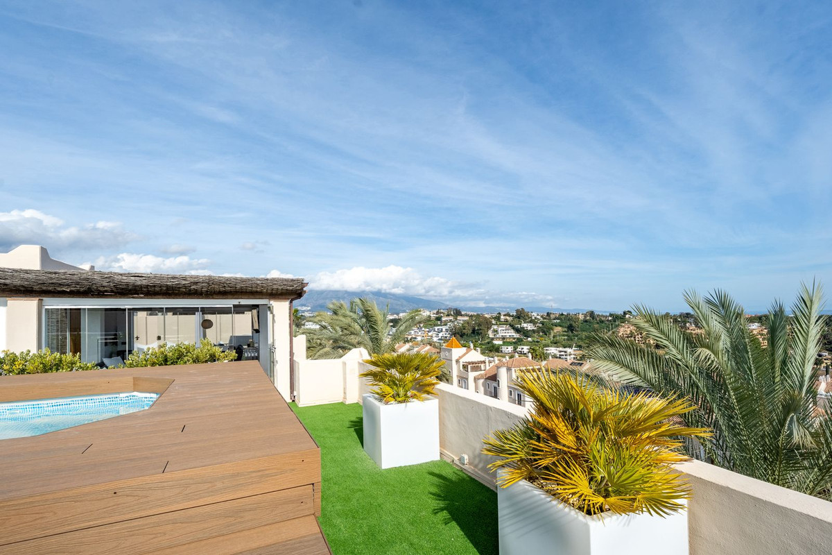 3 Bed Apartment for sale in El Paraiso Costa Del Sol, Málaga, Spain