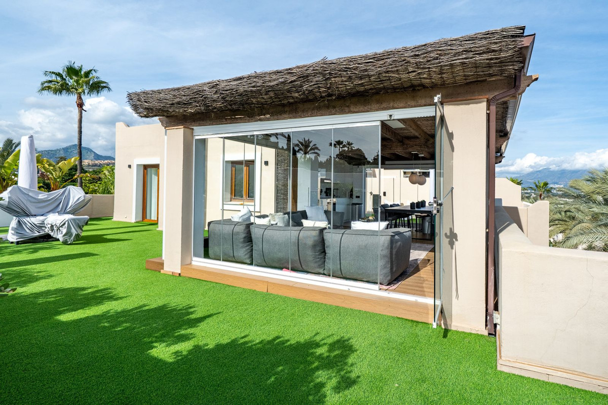 3 Bed Apartment for sale in El Paraiso Costa Del Sol, Málaga, Spain