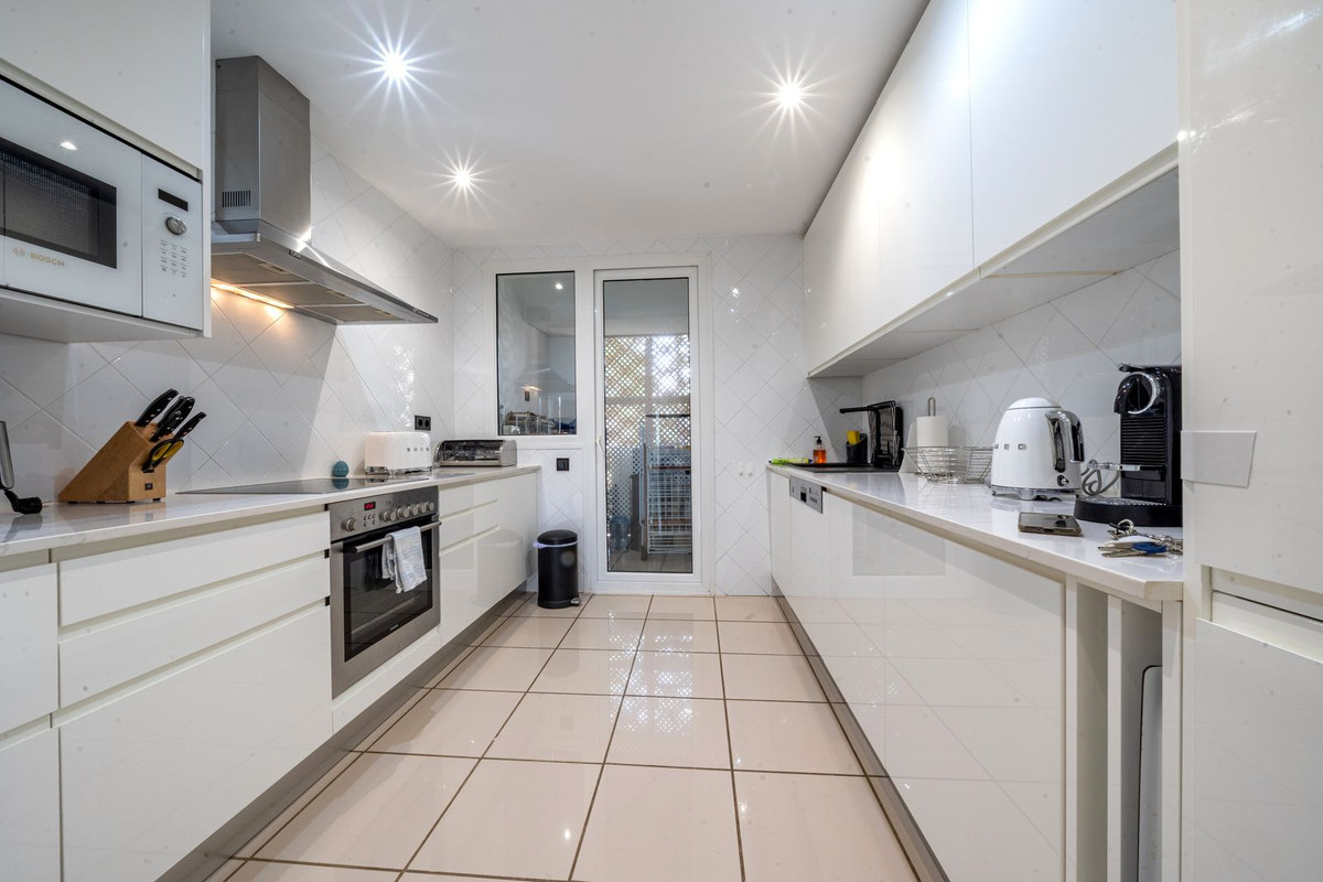 3 Bed Apartment for sale in El Paraiso Costa Del Sol, Málaga, Spain