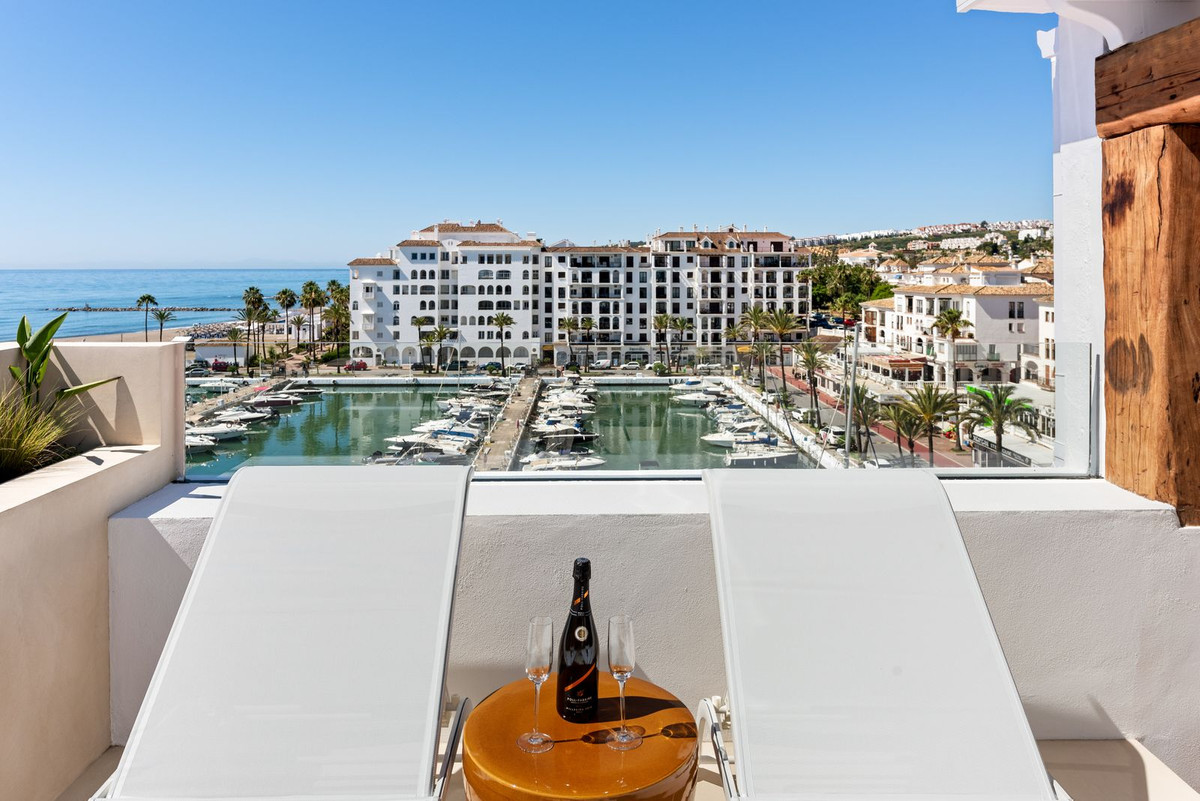 4 Bed Apartment for sale in La Duquesa Costa Del Sol, Málaga, Spain