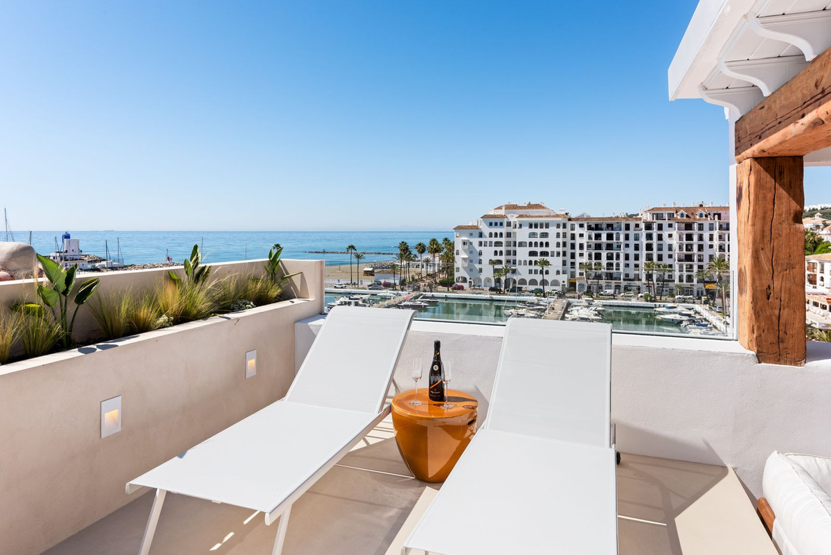 4 Bed Apartment for sale in La Duquesa Costa Del Sol, Málaga, Spain