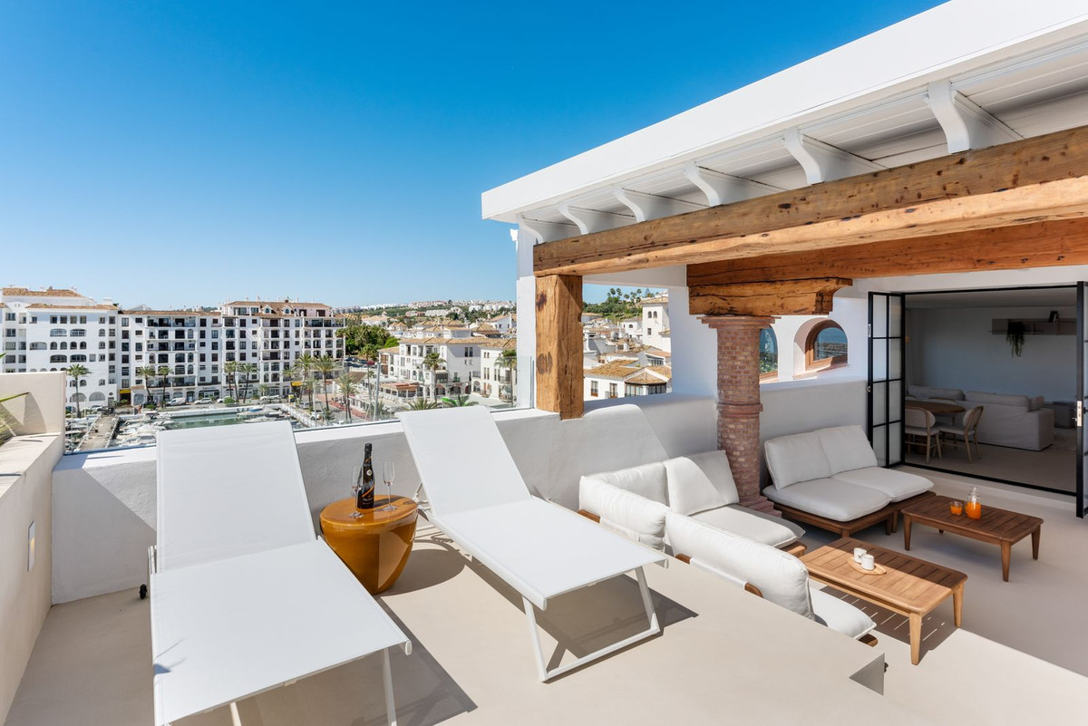 4 Bed Apartment for sale in La Duquesa Costa Del Sol, Málaga, Spain