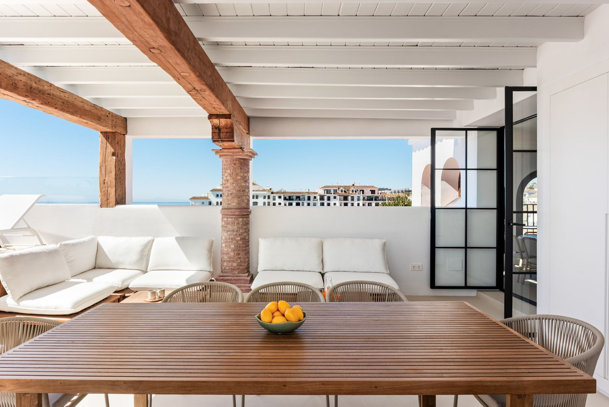 4 Bed Apartment for sale in La Duquesa Costa Del Sol, Málaga, Spain
