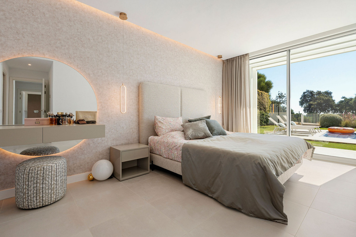 Se vende Villa - Chalet de 5 dormitorios en Costa Del Sol, Cadiz, España