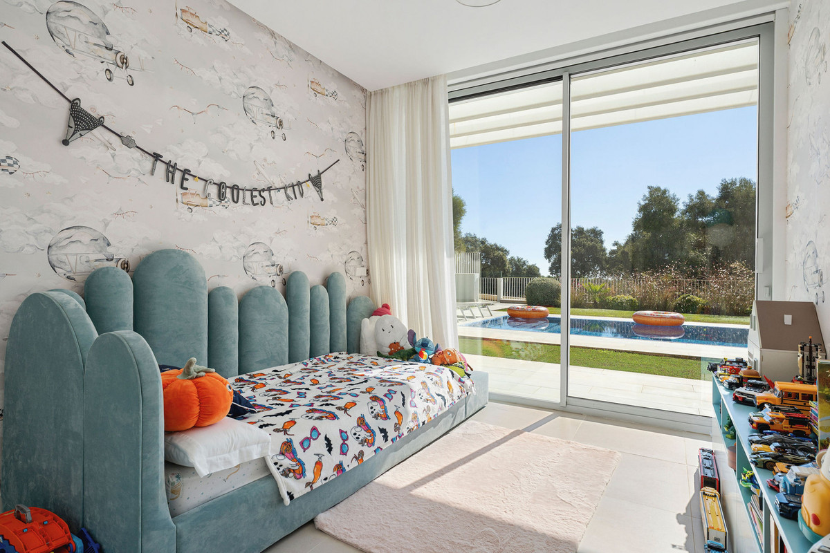 Se vende Villa - Chalet de 5 dormitorios en Costa Del Sol, Cadiz, España
