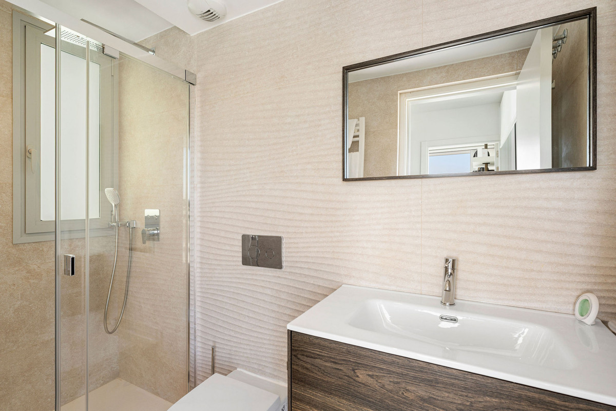 Se vende Villa - Chalet de 5 dormitorios en Costa Del Sol, Cadiz, España